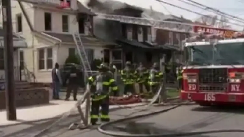 В Нью-Йорке загорелись 13 исторических зданий
