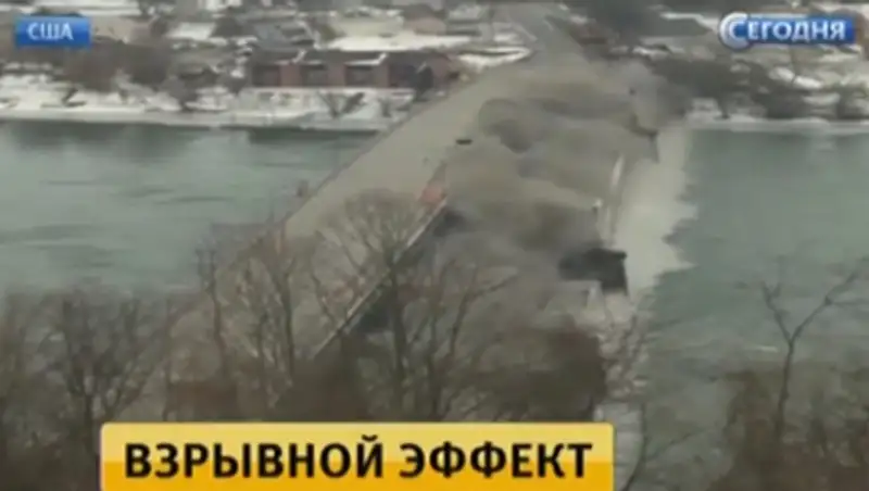 В США на глазах американцев взорвали старый мост