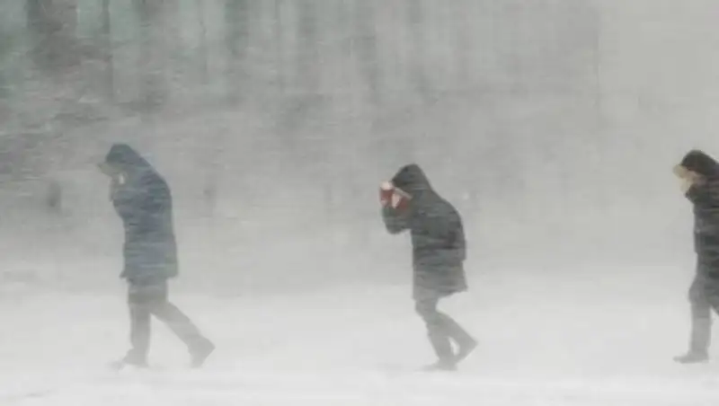 Школьников и студентов Нур-Султана перевели на дистанционное обучение