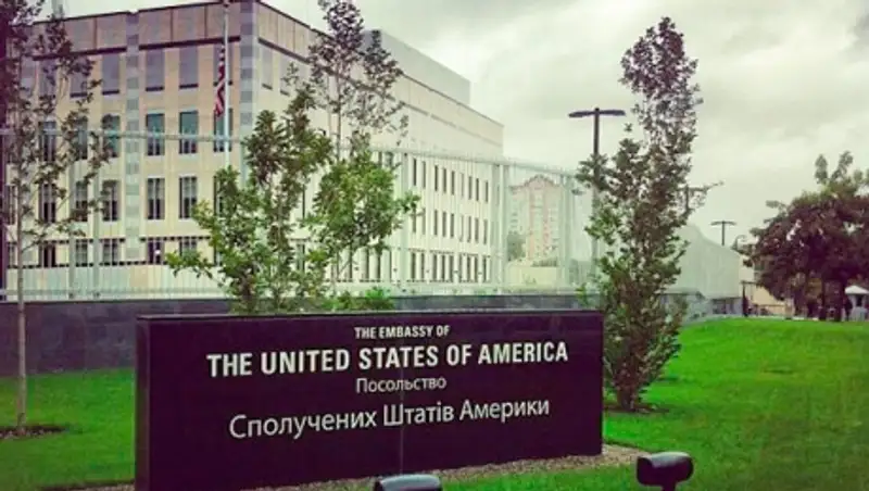 Посольство США в Киеве забросали навозом