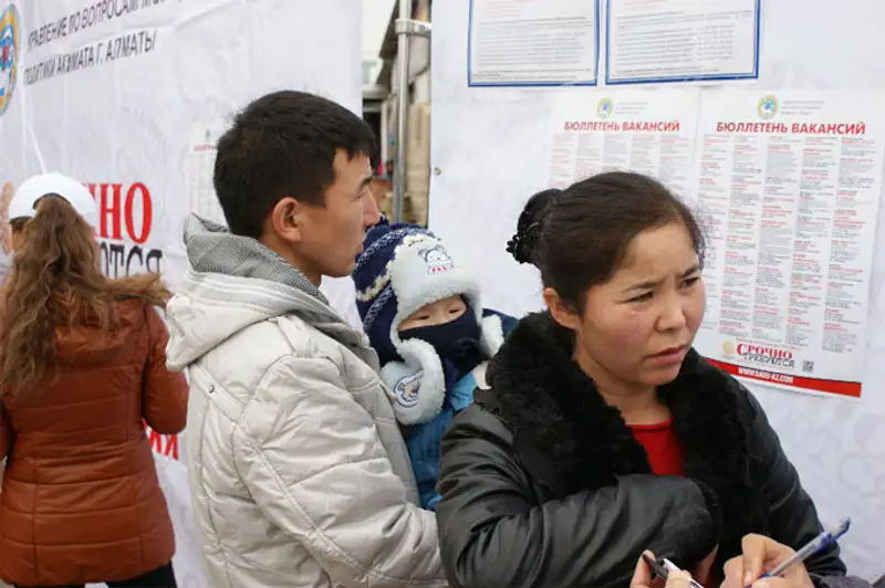 В районе центрального вещевого рынка Алматы провели ярмарку вакансий В районе центрального вещевого рынка Алматы провели ярмарку вакансий, фото - Новости Zakon.kz от 08.11.2013 21:03