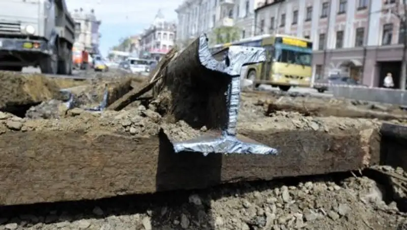 В Алматы на улице Макатаева демонтируют рельсы