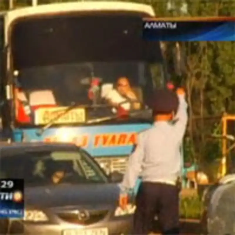 В Алматы водителей междугородних автобусов оштрафовали за переутомление, фото - Новости Zakon.kz от 16.05.2013 16:50