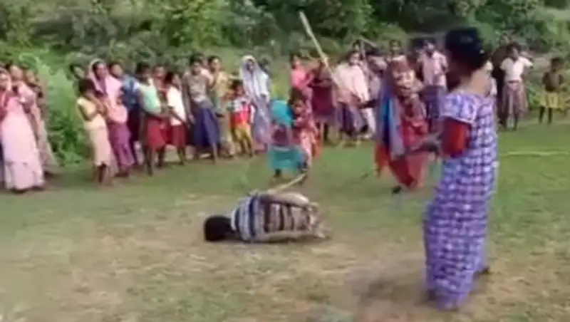В Индии женщины связали педофила и переломали ему ноги