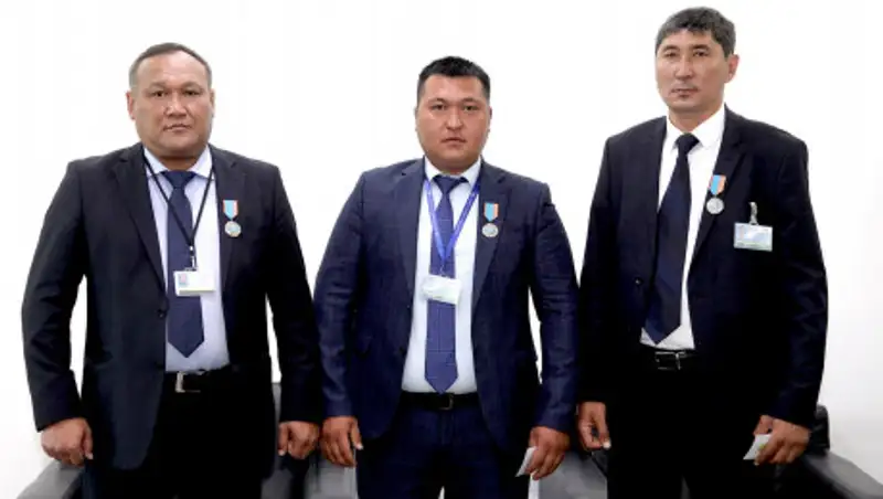 Сотрудников аэропорта Алматы наградили за спасение людей при крушении самолета Bek Air