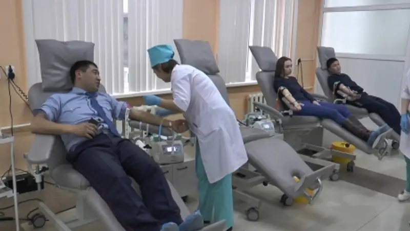 В Алматы полицейские пополнили банк крови в рамках акции "Тысяча добрых дел"