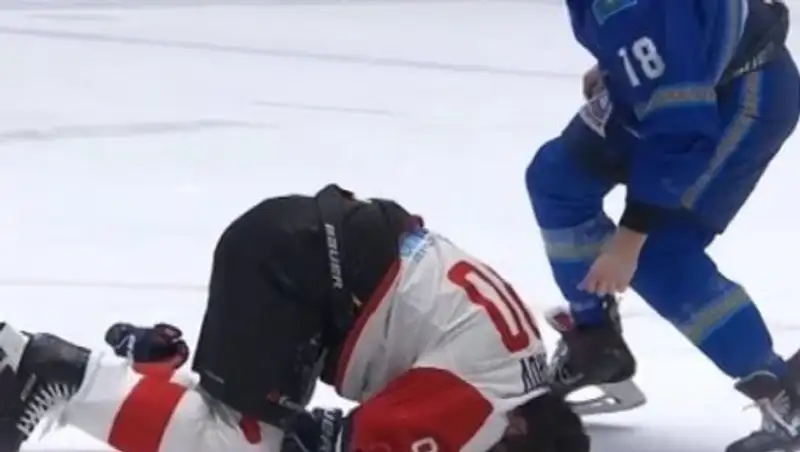 Хоккеист "Барыса" ударом в нос нокаутировал соперника
