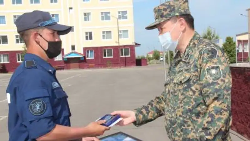 Гвардейца, спасшего девушку в столице, наградили медалью