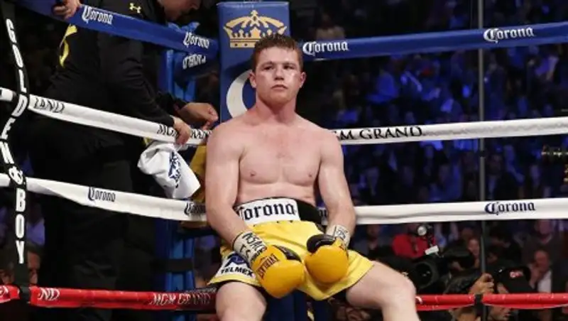 Соперник Головкина Альварес вылетел из десятки лучших боксеров