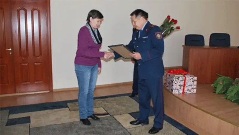 Полиция Алматы наградила свидетельницу за содействие в раскрытии нападения, фото - Новости Zakon.kz от 09.11.2013 18:47