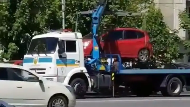 В Алматы полицейский эвакуатор вернул авто на место