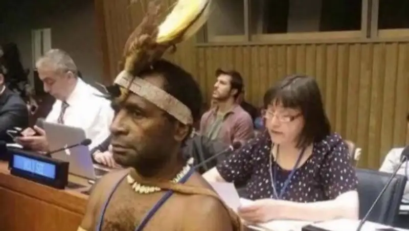 Дипломат из Западного Папуа рассказал о скандальном фото без нижнего белья в ООН