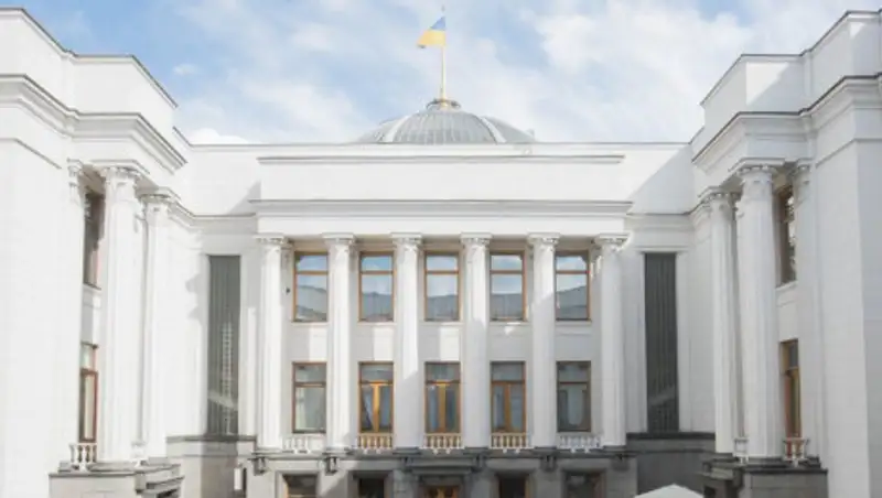 Партия Зеленского сохранила отрыв после обработки 90% протоколов