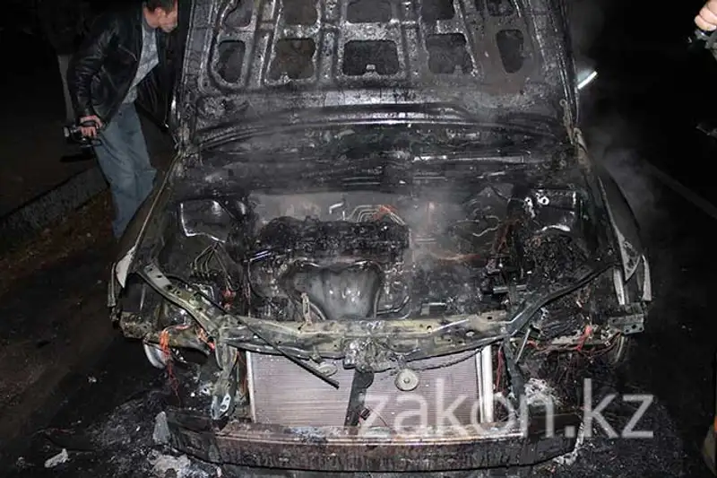Сегодня ранним утром в Алматы сгорела Тойота Венза (фото), фото - Новости Zakon.kz от 06.11.2013 22:52