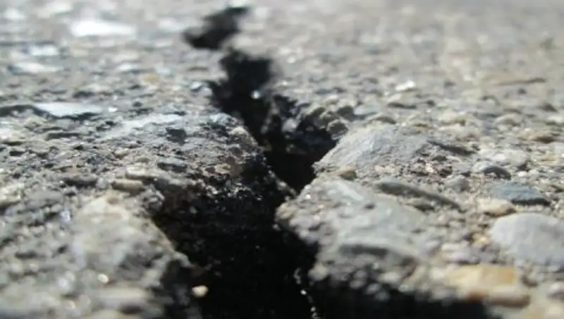 Трещина длиной 10 м образовалась на горной дороге в Алматы