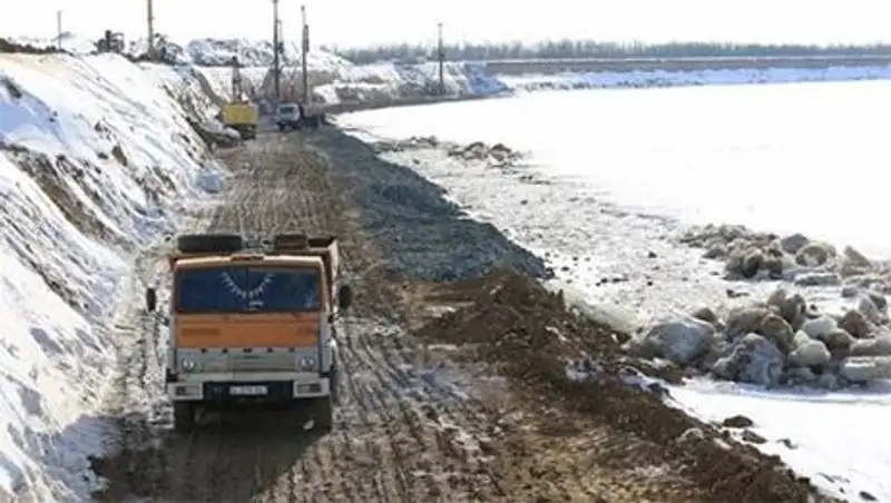 В ЗКО река Урал грозит смыть село Облавка