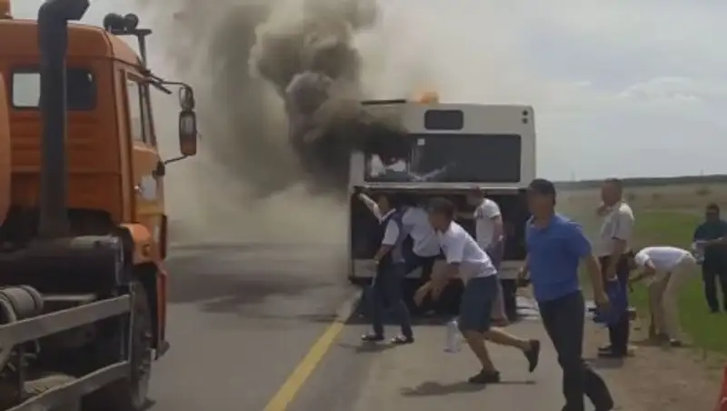 В Астане люди дружно спасли от полного уничтожения загоревшийся автобус