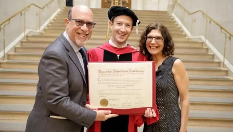 Цукерберг получил ученую степень через 12 лет после ухода из Гарварда