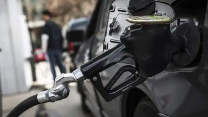 В Лондоне и Нью-Йорке нефть торгуется у отметки в 28 долларов