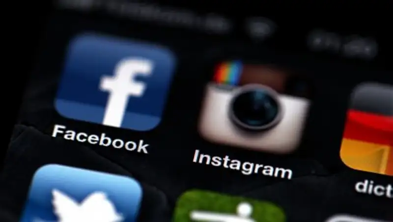 В работе Facebook и Instagram произошел сбой