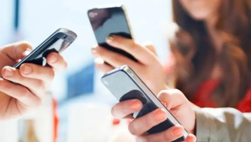 Учителя смогут выставлять оценки через смартфоны