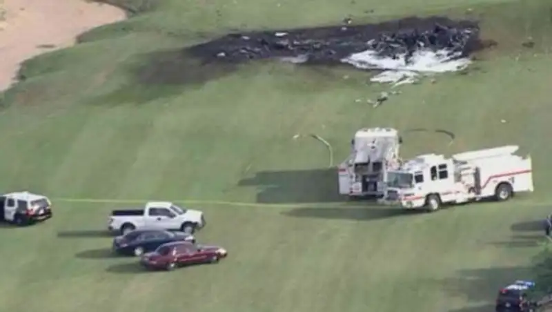 В США самолет рухнул на поле для гольфа, есть жертвы