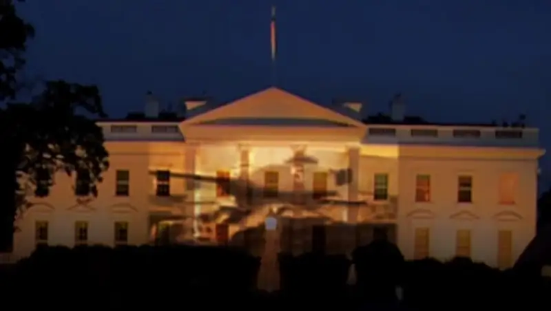 В сети появился ролик с Парадом Победы на фасаде Белого дома