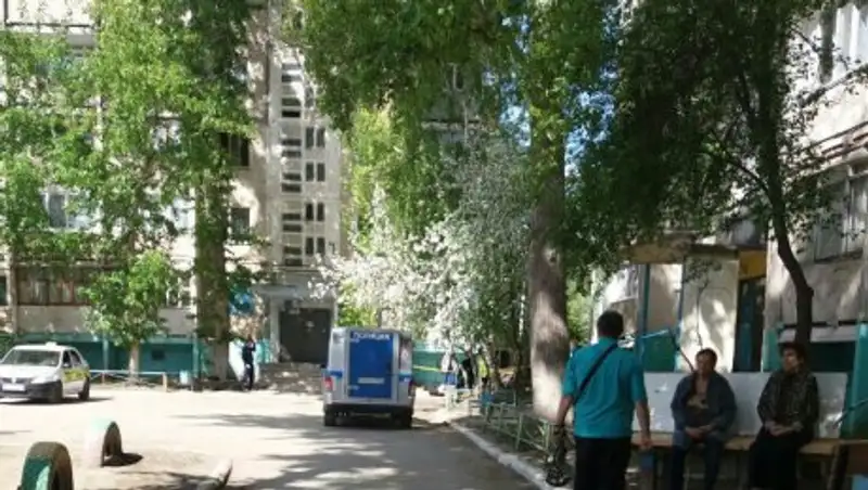 В Костанае молодой мужчина выпрыгнул из окна пятого этажа и разбился насмерть