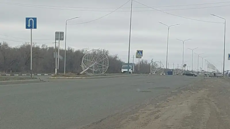 В Актобе ветер снес 16 фонарных столбов вдоль дороги