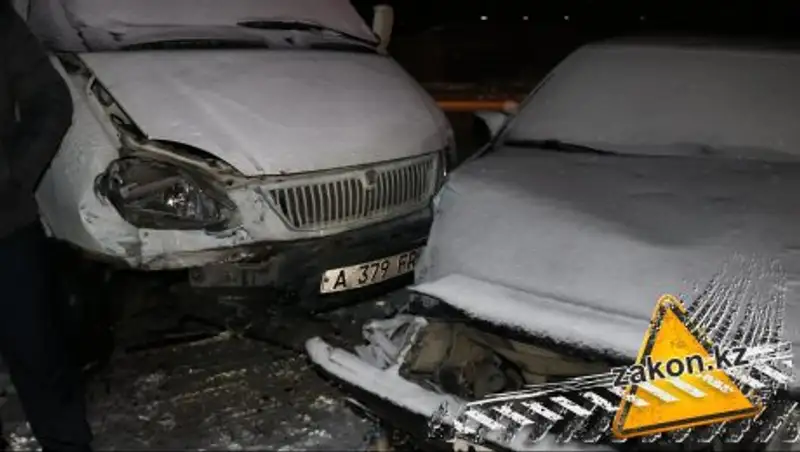На выезде из Алматы «Ауди» столкнулась с «ГАЗелью»