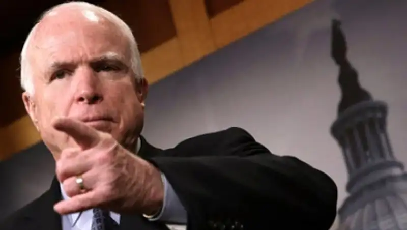 Маккейн заявил о частичной вине США в применении на Украине кассетных бомб