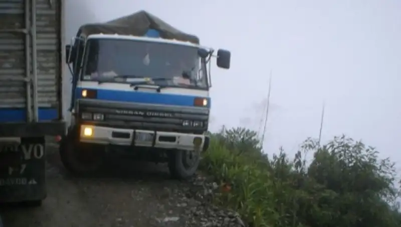 В Боливии перевернулся перевозивший людей грузовик, пять человек погибли