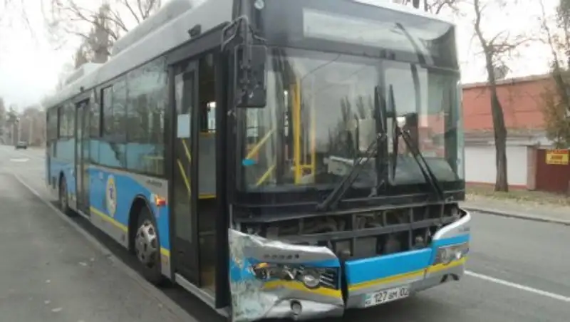 В Алматы легковушка врезалась в рейсовый автобус