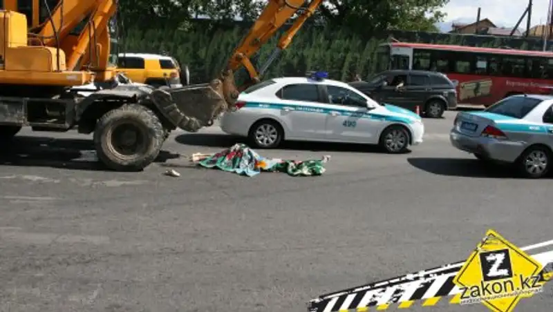 В Алматы экскаватор раздавил женщину на пешеходном переходе