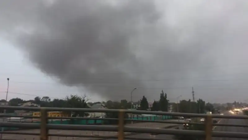 В Алматы горят шины и сухостой