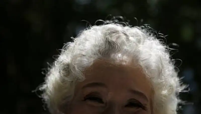 Ученые назвали способ вернуть цвет седым волосам