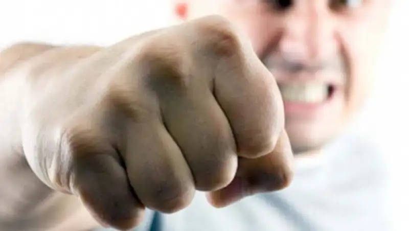 Не по-мужски. Дебошир нанес женщине боксерский удар и пошел дальше