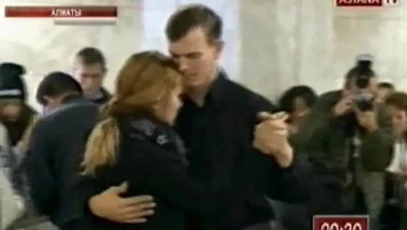 В метро Алматы прошел танцевальный флэшмоб