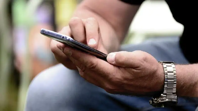 Специалист предупредил, кто может следить за абонентами сотовой связи