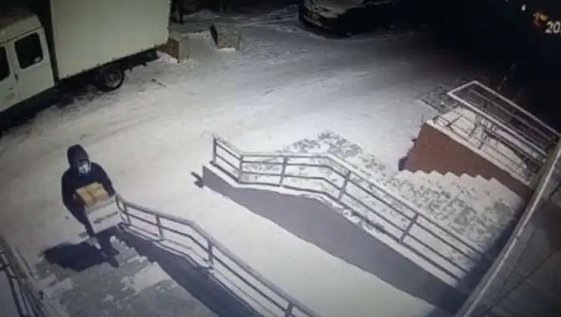 Кража коробок с лекарствами в Нур-Султане попала на видео