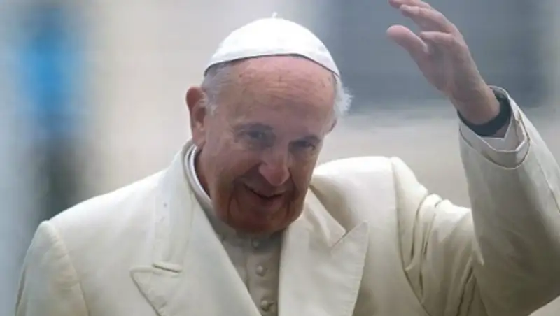 Опрос: папа римский популярнее любого мирового политика