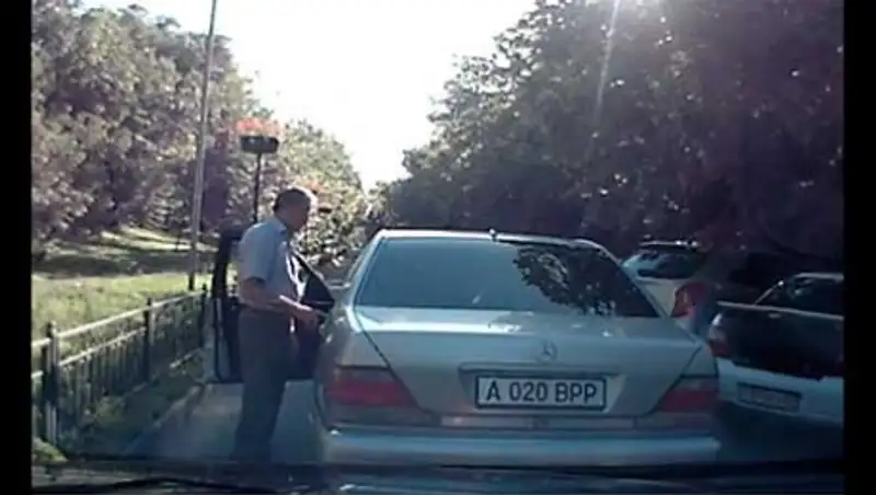 В Алматы пьяный мужчина разъезжал по городу в час-пик, провоцируя аварии 