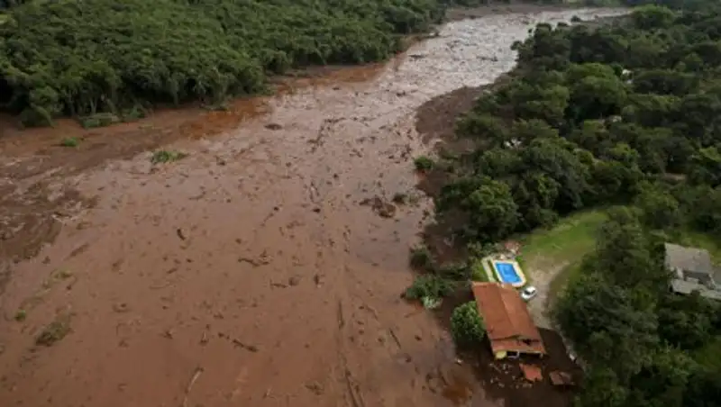 Число погибших из-за прорыва дамбы в Бразилии превысило 170 человек