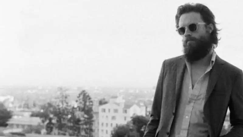 Звезду комедии «Один дома» распяли на кресте в клипе Father John Misty