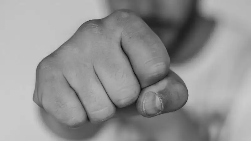 Посетитель напал на работника салона красоты в столице