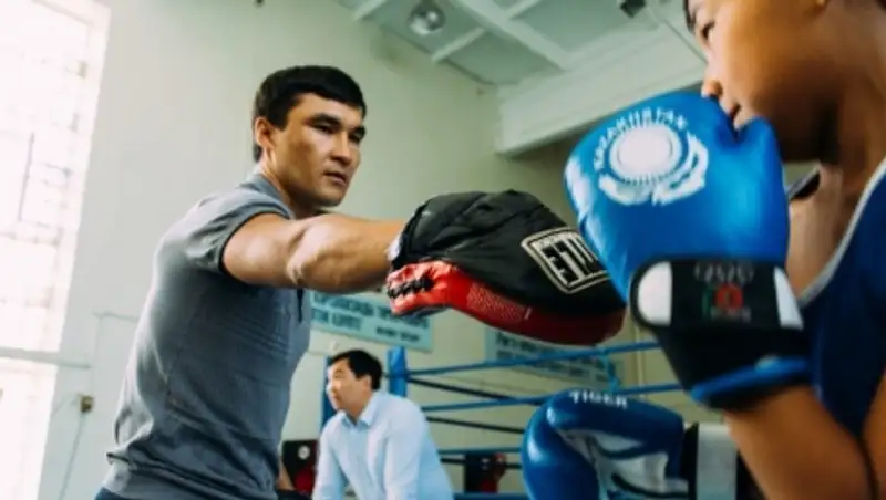 Олимпийский чемпион Серик Сапиев встретился с юными боксерами Мангистау