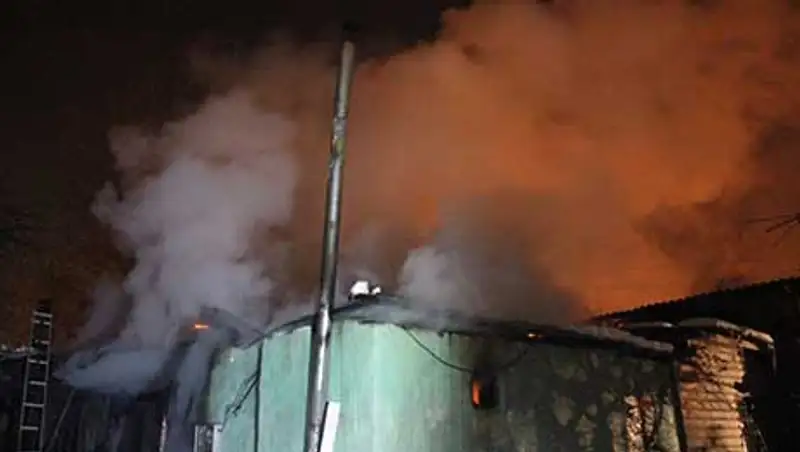 В Алматы в частном доме произошел пожар из-за взрыва отопительного оборудования (фото), фото - Новости Zakon.kz от 25.11.2013 17:53