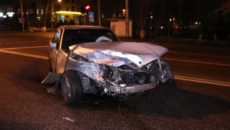 В Алматы Mercedes снес остановку