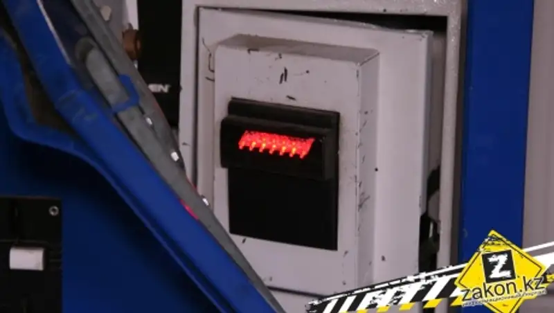 В Алматы трое парней взломали платежный терминал