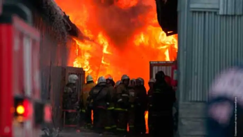 5 бутиков сгорели на рынке "Шахристан" в Таразе, фото - Новости Zakon.kz от 18.10.2013 15:31